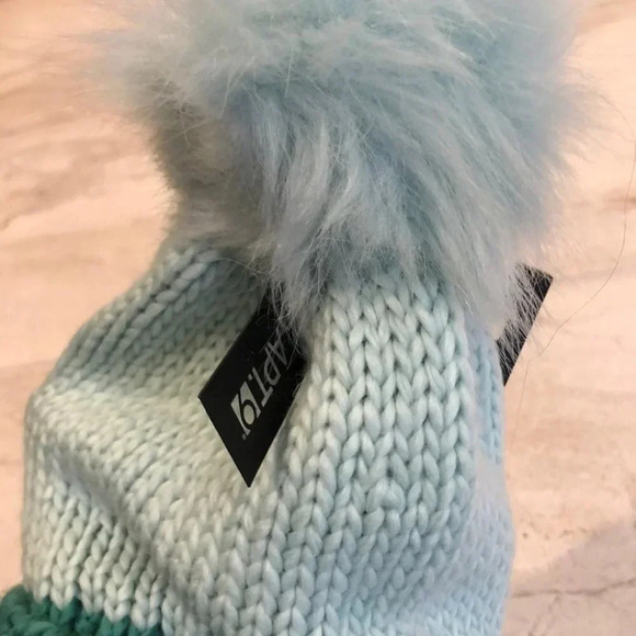 Fuzzy ball knit beanie - Picture 3 of 7